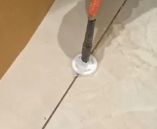 永定瓷砖空鼓维修公司专业解答瓷砖在铺贴过程中，如果没有涂抹均匀到位的粘结材料（如水泥砂浆或瓷砖胶），可能会导致以下问题