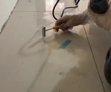 永定瓷砖开裂维修公司专业分享瓷砖在铺贴前如果没有沥干水分，将会导致以下问题